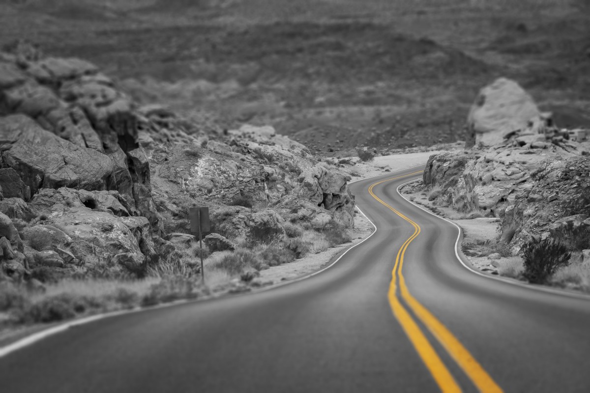 paysage route en noir et blanc
